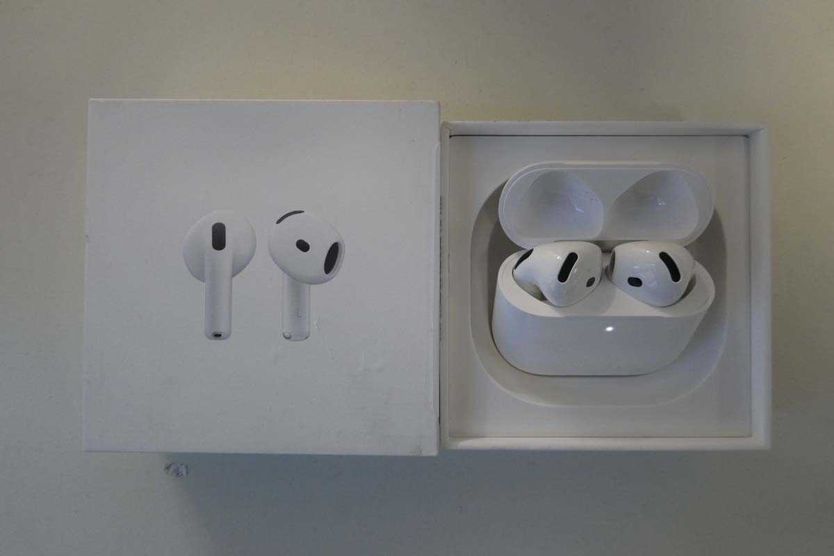 Lot Apple AirPods 4, boxed with charging case