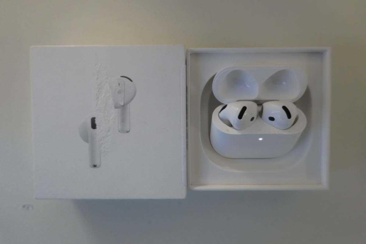 Lot Apple AirPods 4, boxed with charging case