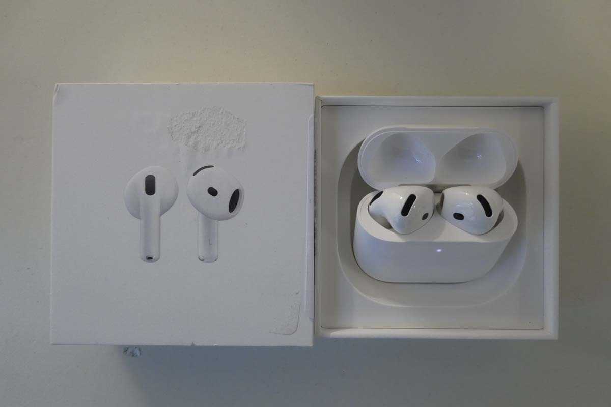 Lot Apple AirPods 4, boxed with charging case