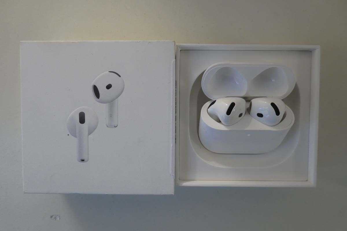 Lot Apple AirPods 4, boxed with charging case