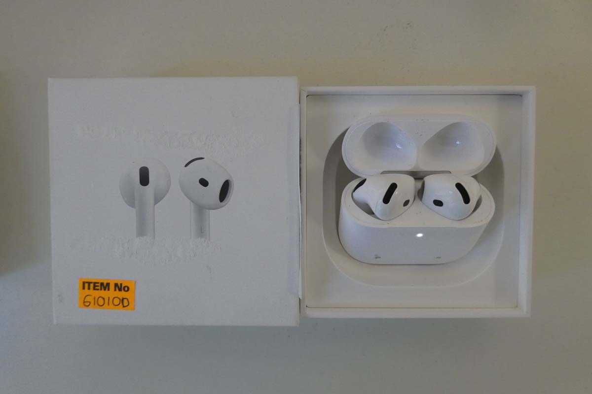 Lot Apple AirPods 4, boxed with charging case