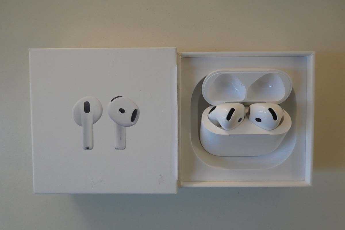 Lot Apple AirPods 4, boxed with charging case