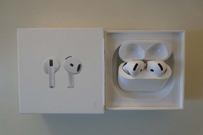 Lot Apple AirPods 4, boxed with charging case