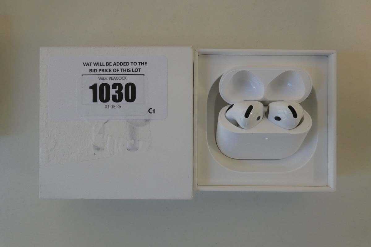 Lot Apple AirPods 4, boxed with charging case