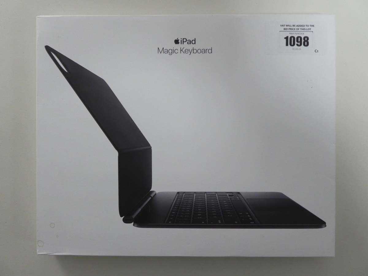 Lot Apple iPad Magic Keyboard - Black, British,...