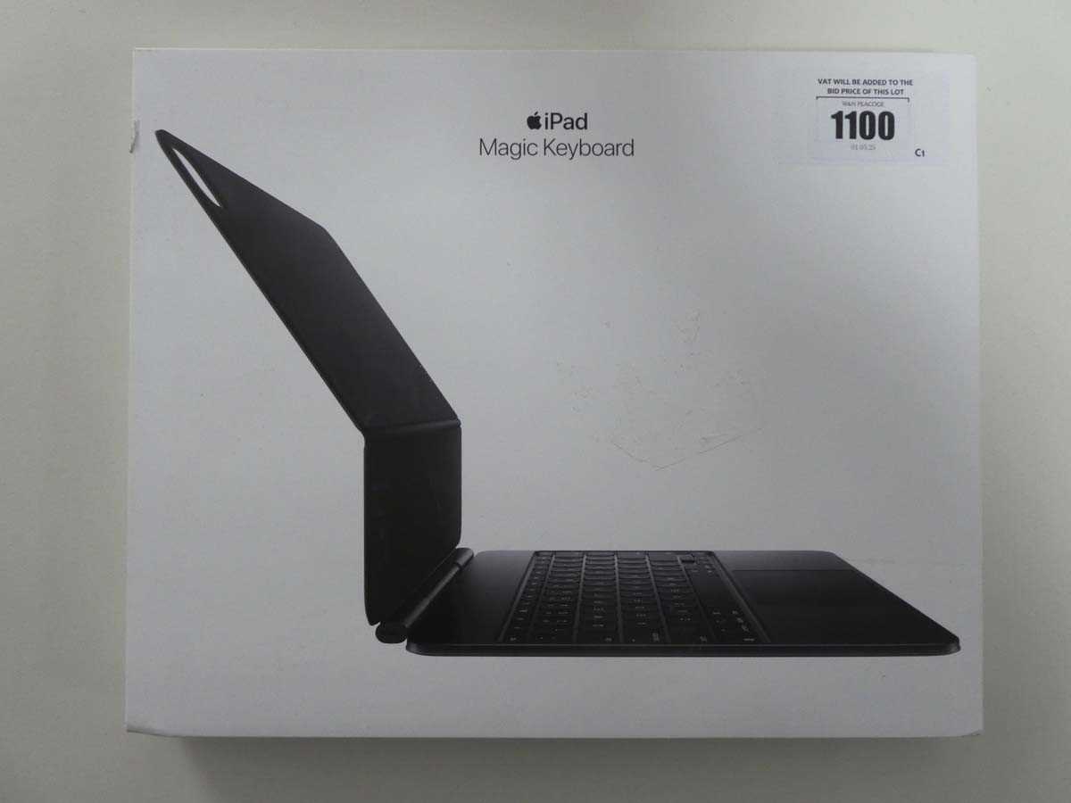 Lot Apple iPad Magic Keyboard - Black, British,...