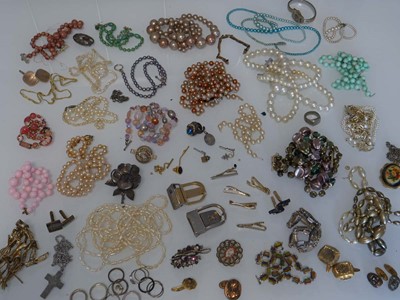 Lot 1015 - An assortment of costume jewellery including...