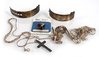Lot 747 - A small group of silver and metalware...