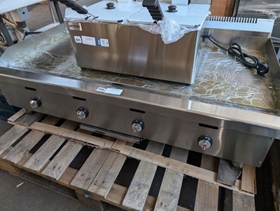 Lot 102 - 120cm gas 4 burner mirrored top griddle