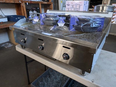 Lot 103 - 90cm gas 3 burner mirrored top griddle