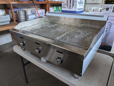 Lot 104 - 90cm gas 3 burner mirrored top griddle