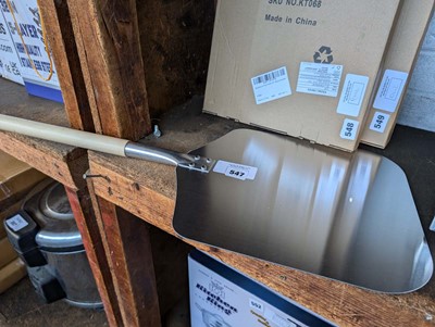 Lot 124 - Pizza peel, boxed