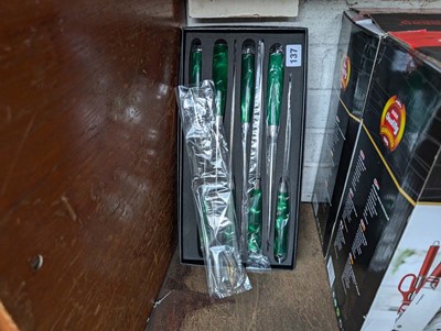 Lot 137 - Boxed set of green handled chef's knives