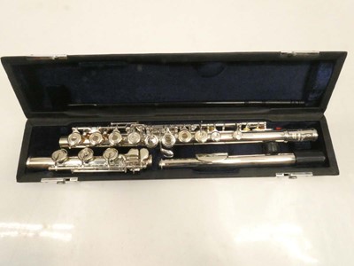 Lot 2030 - Pearl PF 525RBE flute with case