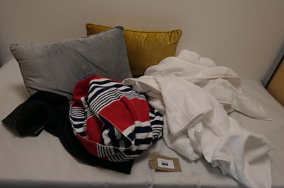 Lot 3338 - A bag containing pillows and towels