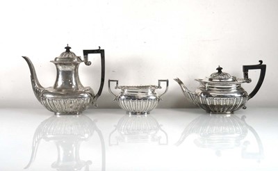 Lot 378 - An Edwardian silver teapot with gadrooned...