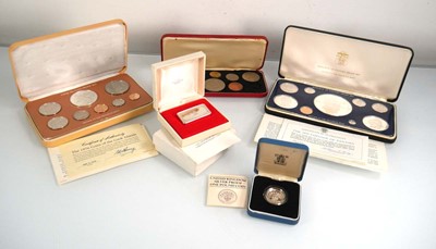 Lot 383 - A group of collectable coins comprising:...