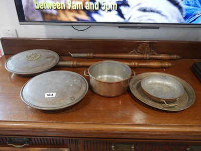 Lot 1014 - 2x copper bed warming pans together with 3...