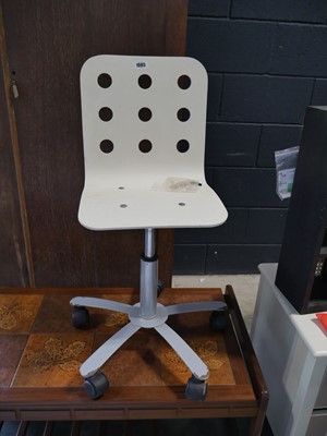 Lot 1085 - Modern swivel office chair on 5 star base