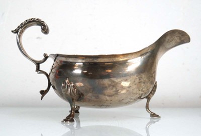 Lot 387 - An early 20th century silver gravy boat with...
