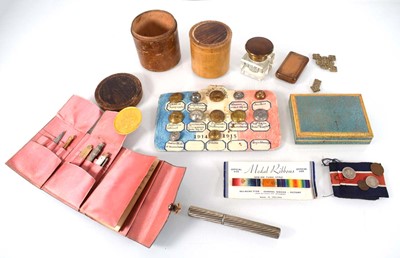 Lot 95 - A group of collectables including French...