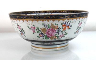Lot 292 - A Chinese Export armorial type bowl decorated...