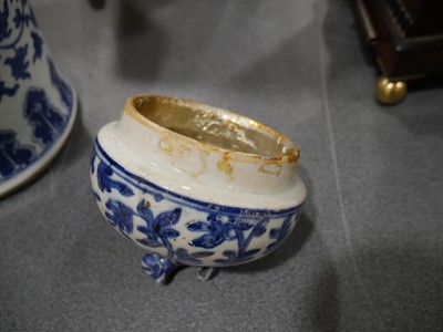 Lot 295 - A Chinese Export blue and white jar and cover...