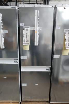 Lot 18 - KIN86NSF0GB Bosch Built-in fridge-freezer...