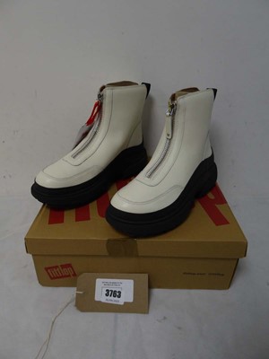 Lot Boxed pair of ladies Fitflop Zip Front Leather...
