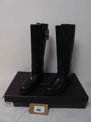 Lot Boxed pair of ladies Massimo Dutti boots,...