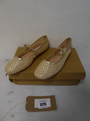 Lot Boxed pair of ladies Steve Madden Majorca flat...