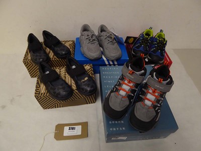 Lot Boxed pair of kids Adidas Ozweego, grey, UK 8...