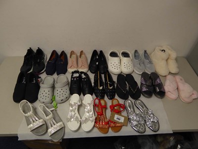 Lot 18 pair of ladies shoes of various styles and...