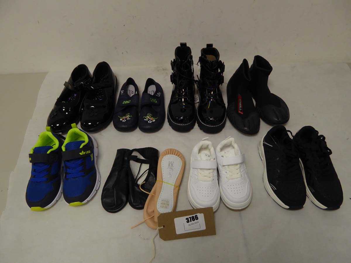 Lot 3786 - 9 pairs of kids shoes of various styles and...