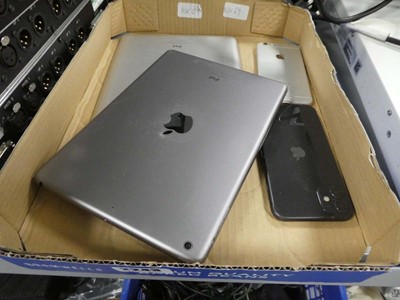 Lot 2243 - Box containing various apple iPads and iPhones...