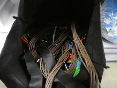 Lot 2273 - Bag containing various cables