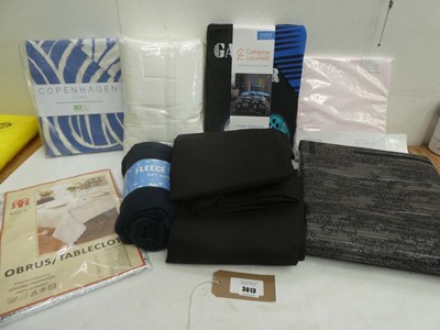 Lot 3613 - King & Single duvet sets, set of curtains, non...