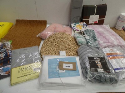Lot 3620 - Duvet set, Core door mat, hot water bottle,...