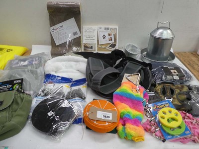 Lot 3624 - Chicken drinker, cat scratch, DOOG walkie bags,...
