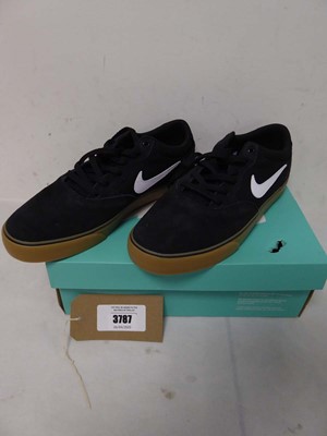 Lot Boxed pair of Nike SB Chron 2, black/white, UK...