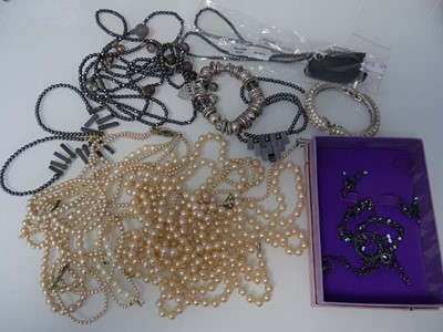 Lot 1004 - An assortment of pearls, simulated pearls and...