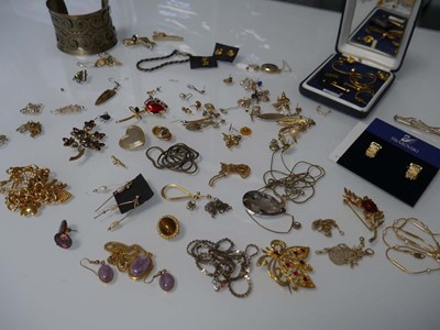 Lot 1008 - Assortment of predominantly yellow metal...