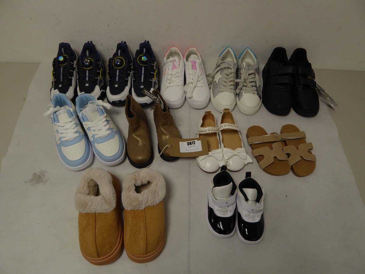 Lot 3817 - 11 pairs of kids/juniors shoes of various...
