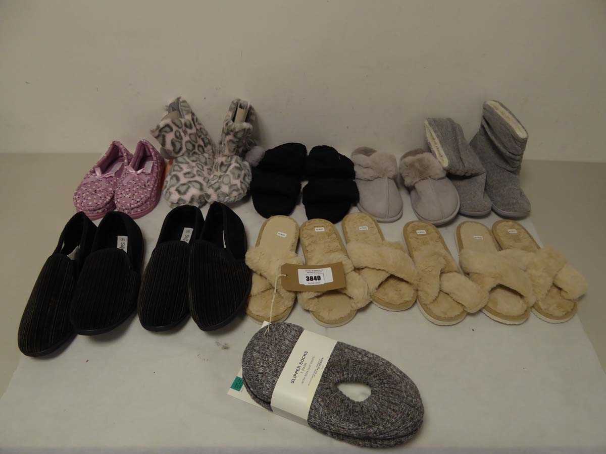 Lot 3840 - 11 pairs of mixed slippers of various style...