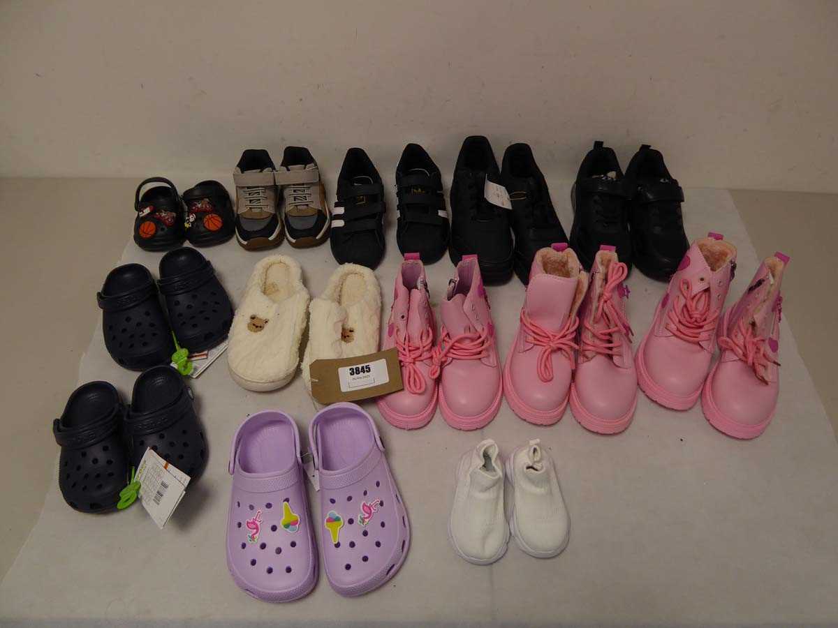 Lot 3845 - 13 pairs of kids/juniors shoes of various...