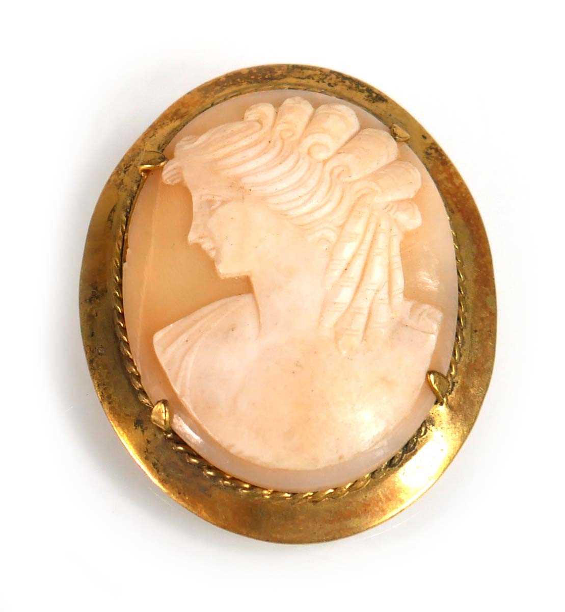 Lot 742 - An oval cameo brooch depicting a classical...