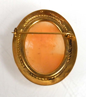 Lot 742 - An oval cameo brooch depicting a classical...
