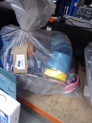 Lot 3015 - Various batteries, loose drinking bottles,...