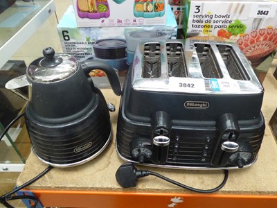 Lot 3042 - De'Longhi 4 slice toaster and kettle
