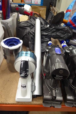 Lot 3120 - Samsung Jet 70 Series cordless stick vacuum...